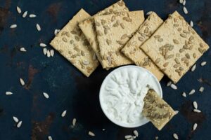 crackers au grains avec du fromage 